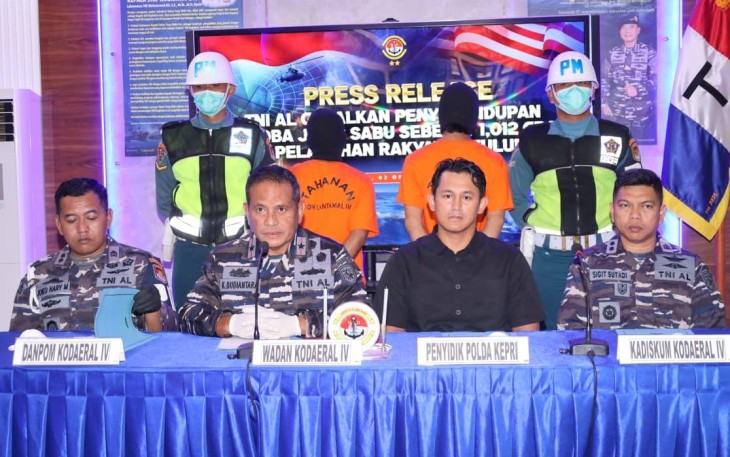 NI AL dalam hal ini Babinpotmar Sagulung Kodaeral IV berhasil mengamankan dua orang yang diduga sebagai kurir sabu jaringan internasional dari Malaysia di Pelabuhan Rakyat Sagulung Tj. Uncang, Kec. Batu Aji, Kota Batam, Kepulauan Riau pada Rabu (01/10)