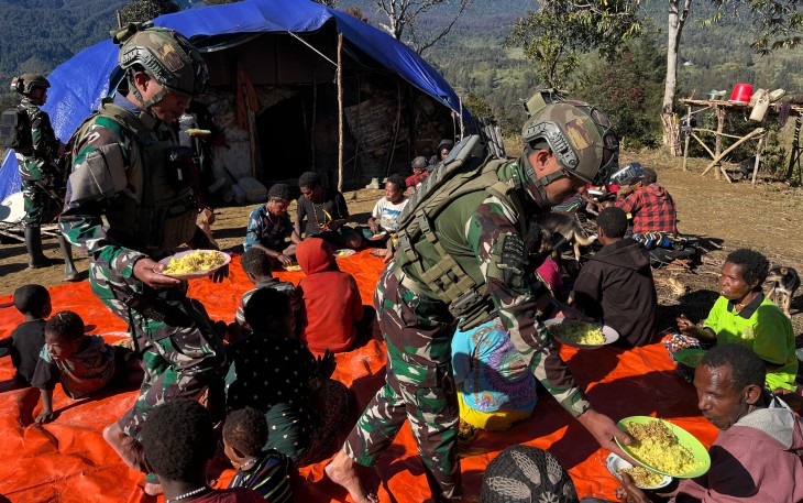 Satgas TNI Yonif 700/WYC Gelar Makan Bersama Pengungsi Eronggobak