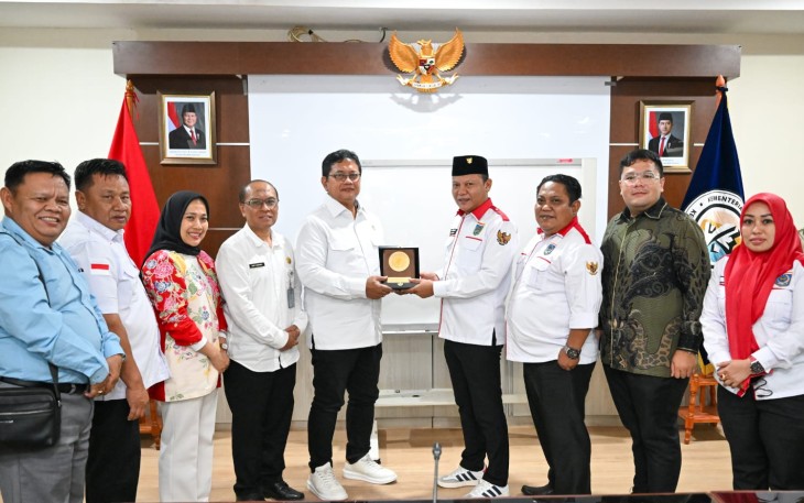 Sebanyak 12 perangkat desa dan kepala desa yang terhimpun dalam Asosiasi Pemerintah Desa Seluruh Indonesia (APDESI) Merah-Putih, pada Selasa, 18/11/2025, melakukan audiensi kepada Wakil Menteri Transmigrasi Viva Yoga Mauladi, Kantor Kementerian Transmigrasi (Kementrans), Kalibata, Jakarta