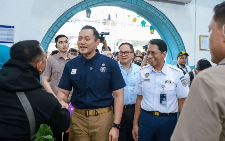 Menko AHY saat menyapa pemudik di stasiun Pasar Senen, Jum'at (28/3)
