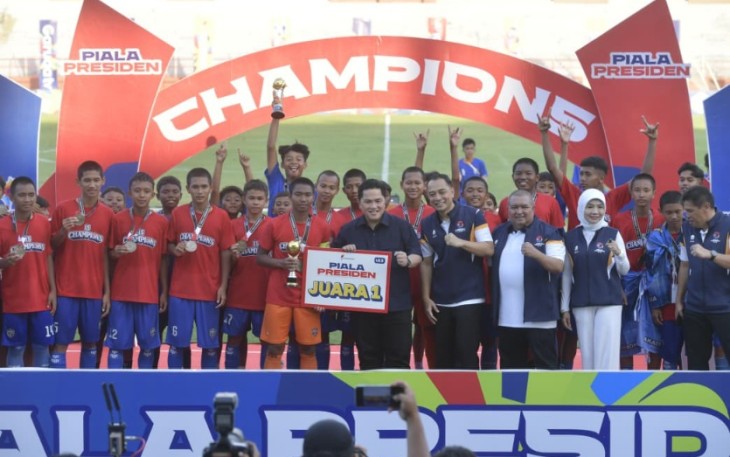 Menpora Erick Thohir foto bersama juara Piala Presiden U-12 dan U-15 tahun 2025 di Surabaya, Kamis (2/10)