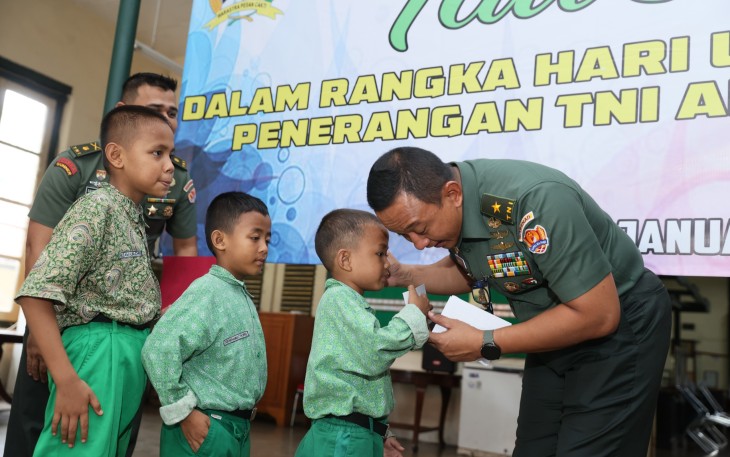 Kadispenad Brigjen TNI Wahyu Yudhayana, S.E., M.M., saat pelaksanaan Anjangsana dan Tali Asih yang digelar Dispenad dalam rangka memperingati HUT Ke-74 Penerangan TNI AD, Kamis (9/1/2025).
