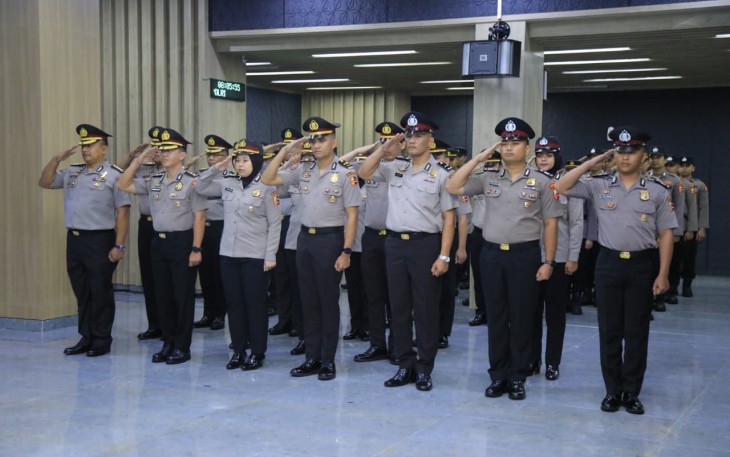 Kepala Divisi Humas Polri, Irjen Pol Sandi Nugroho, memimpin upacara laporan kenaikan pangkat personel Divisi Humas Polri yang digelar pada Rabu (31/12/2025) di Aula Rastra Sewakottama, Gedung Divhumas Polri, Jakarta