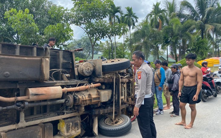 Alami Rem Blong Truk Bermuatan Kayu Tabrak Tiga Sepeda Motor Sekaligus