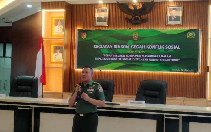 Ketua Rombongan Sintelas, Letkol Arh Sutrisno saat menyampaikan materinya pada kegiatan Binkom di wilayah Kodim 1310/Bitung