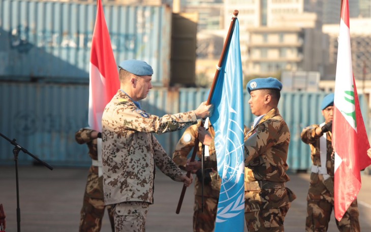 Dansatgas MTF TNI Konga XXVIII-P/UNIFIL Letkol Laut (P) Anugerah Annurullah menerima penyerahan Bendera United Nations (UN) dari Dansatgas MTF TNI Konga XXVIII-O/UNIFIL Letkol Laut (P) Letkol Laut (P) Wirastyo Haprabu yang disaksikan langsung oleh MTF Commander selaku Inspektur Upacara. 