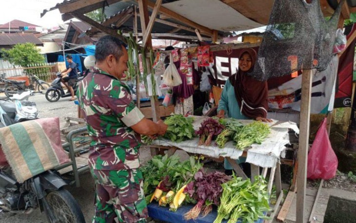 Babinsa Koramil Susoh Pantau Stabilitas Harga Pangan Pasca Banjir di Aceh
