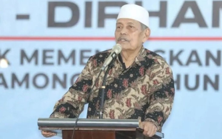 Pengasuh Pondok Pesantren Sunan Drajat K.H. Abdul Ghofur 