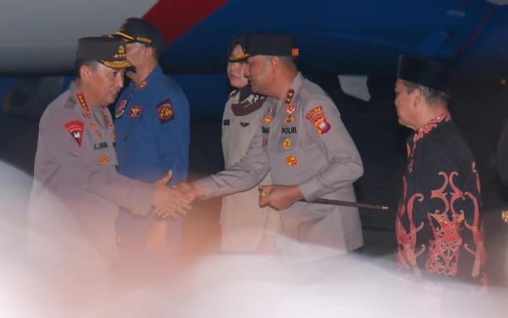 Kapolri Jenderal Polisi Listyo Sigit Prabowo dan Menteri Lingkungan Hidup dan Kehutanan (LHK) Hanif Faisol Nurofiq tiba di Pontianak Kalimantan Barat dalam rangka kunjungan kerja terpadu, pada Kamis petang (7/8). 