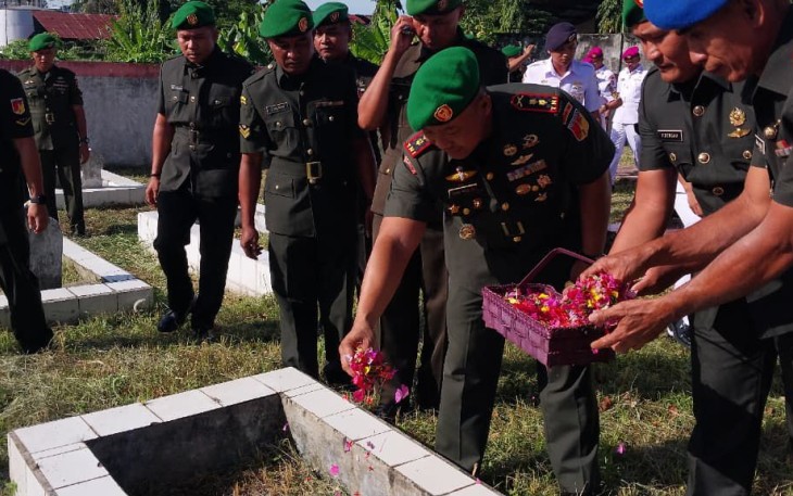 Dandim 1310/Bitung, Letko Inf Dewa Made DJ bersama rombongan ziarah saat menabur bunga sebagai bentuk penghormatan dan penghargaan atas jasa para pahlawan