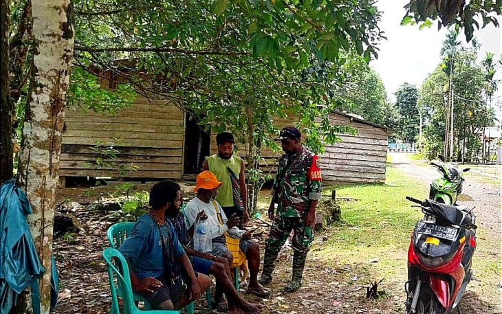 Babinsa 03/Kuala Kencana Ajak Warga Jaga Kamtibmas