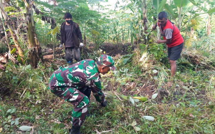 Babinsa Desa Ngranget Melaksanakan Karya Bakti Bersama Masyarakat