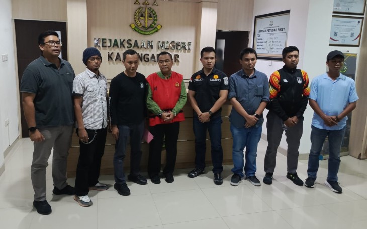 AN (mengenakan rompi tahanan) tersangka kasus dugaan korupsi mega proyek pembangunan Masjid Agung Madaniyah, saat berada di kantor Kejari Karanganyar, Jumat (2352025) malam.