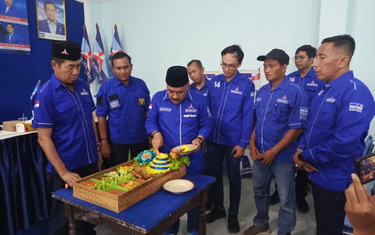 Acara doa bersama dan pemotongan tumpeng dalam rangka HUT ke-24 Partai Demokrat, di Kantor DPC Demokrat Karanganyar, Selasa (9/9/2025).