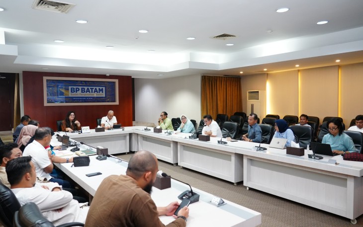 AnggotaDeputi Bidang Pelayanan Umum BP Batam, Ariastuty langsung menggelar rapat dengan BU SPAM BP Batam