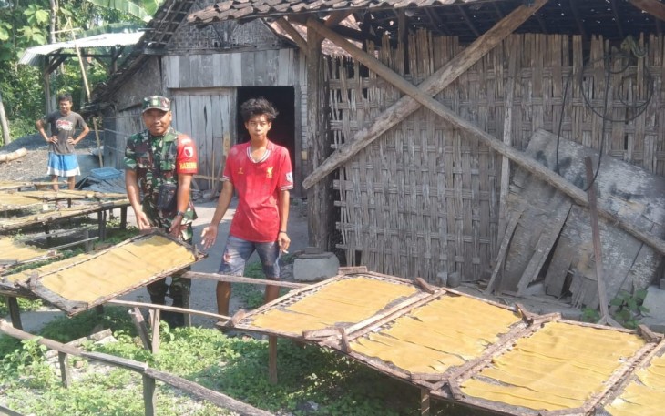 Babinsa Koramil Karangjati Dampingi Pembuatan Kerupuk Kulit di Desa Ploso Lor