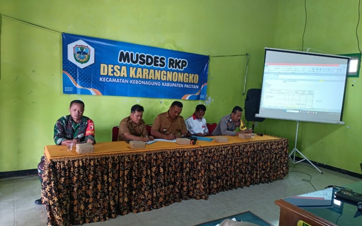 Babinsa 0801/02 Kebonagung saat Hadiri Musdes Penyusunan RKP Desa Diwilayah Binaan
