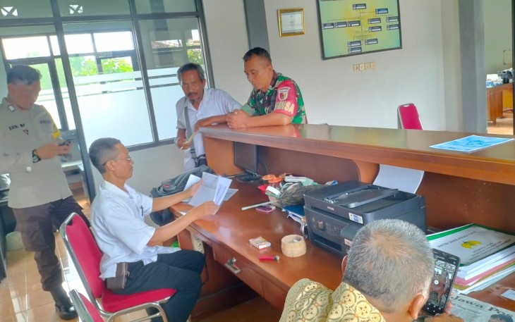 Babinsa Desa Prambon saat Komsos Pendataan Warga Penerima BLT DD