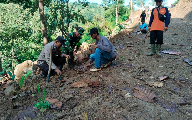 Babinsa Kare bersama Warga saat Tanam Pohon di Dusun Seweru, Desa Kare, Kecamatan Kare, Kabupaten Madiun.