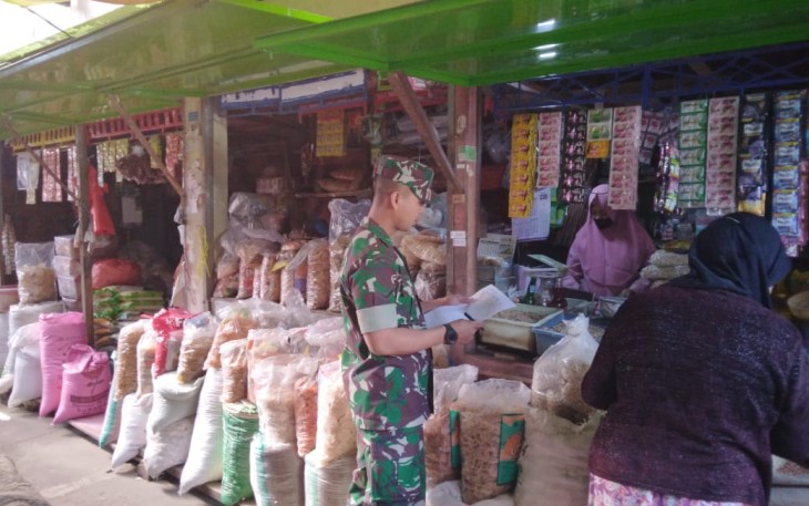 Babinsa saat Pantau Ketersediaan dan Harga Sembako di Pasar Dolopo