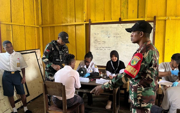 Babinsa Koramil 1710-06Agimuga saat Dampingi Nakes Giat Pemeriksaan Kesehatan Kepada Pelajar
