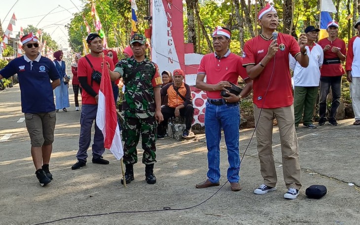 Babinsa Koramil Ngrambe saat Amankan Jalan Sehat Serentak dan Lomba Gema Parut Tingkat Dusun