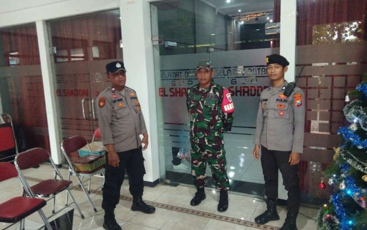 Babinsa dan Bhabinkamtibmas Ngawi saat Amankan Rangkaian Jelang Ibadah Natal di Gereja El Shaddai