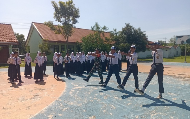 Babinsa Banjarsari saat Bekali Peserta LDK OSIS SMPN 1 Nglames dengan Materi PBB
