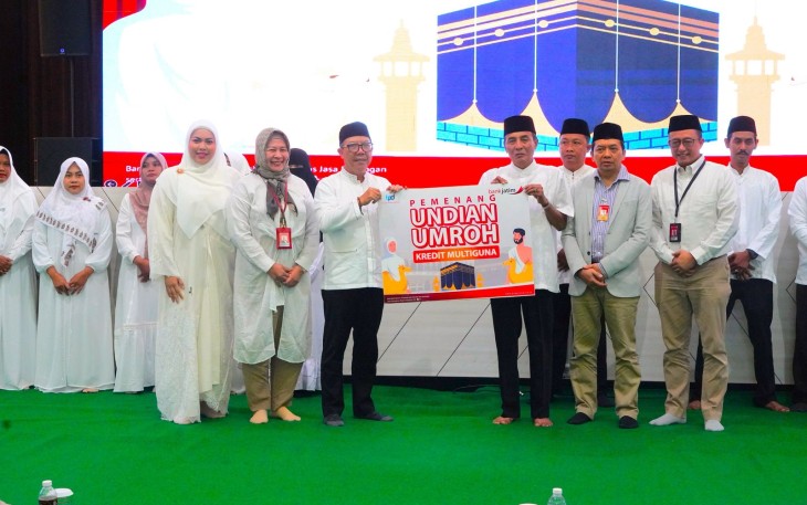 Bank Jatim saat Lepas Jamaah Umrah Pemenang Undian Kredit Multiguna