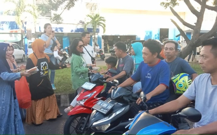 Ketua TP PKK Kota Bitung Ellen Sondakh saat Berbagi Ta'jil Kepada masyarakat muslim yang melintas di jalan pusat kota Bitung
