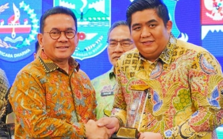Bupati Bintan Roby Kurniawan menerima penghargaan yang diserahkan langsung oleh Menteri Perdagangan RI, Budi Santoso,di Auditorium Kemendag RI, Jakarta, Kamis (27/11/2025).