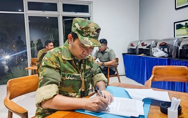 Bupati Fawait saat Tandatangani SK P3K di Tengah Kesibukan Retret