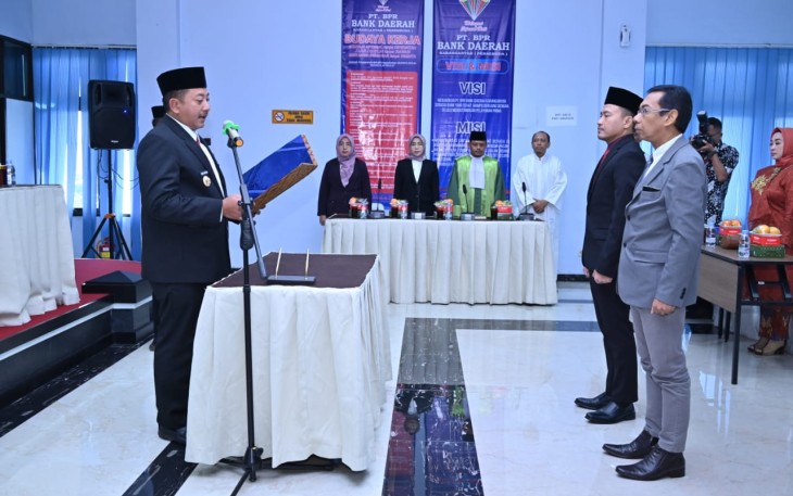 Bupati Karanganyar Rober Christanto saat melantik G Hari Daryanto sebagai Komisaris Independen dan Didik Purwanto sebagai Direktur Bisnis BDK, Jumat (11/7/2025).
