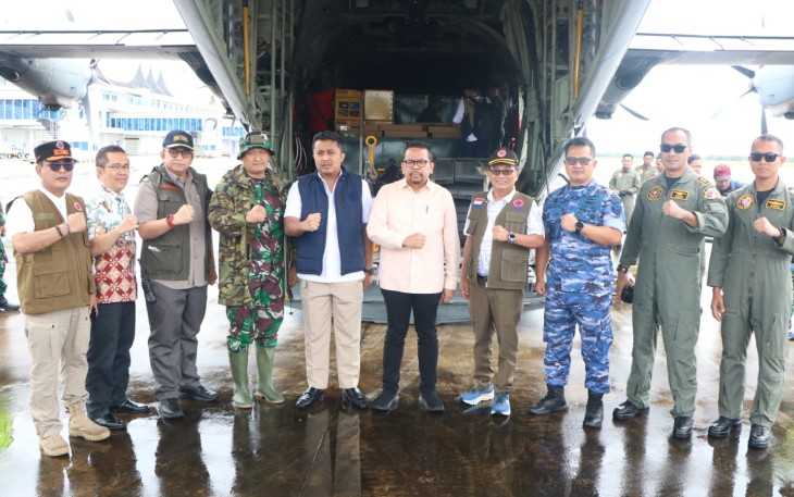 Pesawat Angkut TNI AU Membawa Bantuan Bagi Warga Korban Banjir dan Longsor di Padang