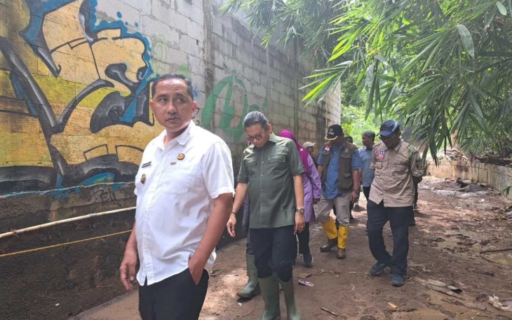 Wakil Wali Kota (Wawalkot) Depok, Chandra Rahmansyah melakukan kunjungan ke wilayah permukiman warga RW 01 dan RW 02 Kelurahan Pondok Cina (Pocin), Kecamatan Beji, Selasa (04/03/25).