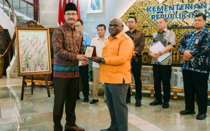 Mensos Saifullah Yusuf menerima cenderamata dari Menteri HAM Natalius Pigai di Jakarta, Kamis (4/9)