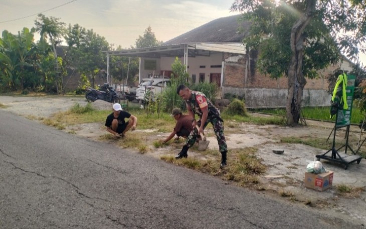 Kerja bakti bersihkan lingkungan bersama warga