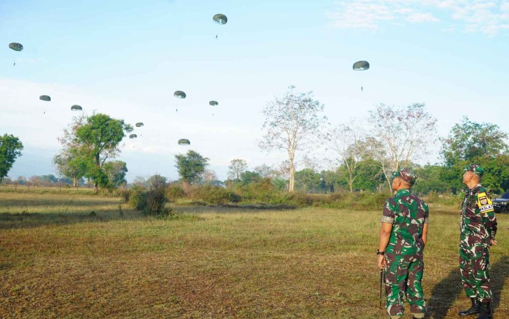 Pangdivif 2 Kostrad Mayjen TNI Susilo meninjau latihan terjun payung prajurit Brigif 18/Trisula