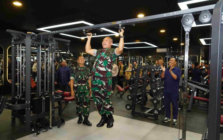Pangdivif 2 Kostrad Mayjen TNI Susilo mencoba fasilitas fitnes, Minggu (14/9)