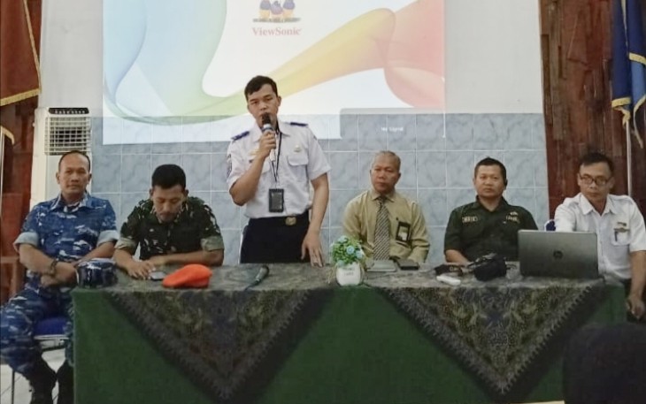 Alumni SMK Penerbangan Bina Dirghantara saat memberikan motivasi, Rabu (17/9)