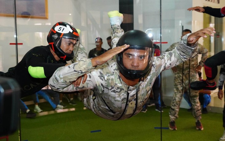Prajurit diraja Malaysia saat mencoba wind tunnel di Divif 2 Kostrad Malang, Kamis (18/9)