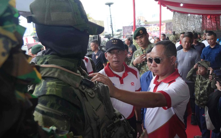 Pangkostrad Letjen TNI Mohammad Fadjar mendampingi Panglima TNI Jenderal TNI Agus Subiyanto mengunjungi stand Kostrad di Matra Fair 2025, Minggu (21/9)