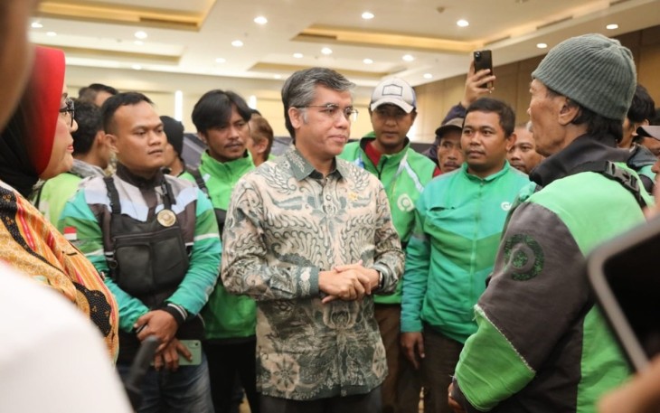 Menaker Yassierli saat berdialog dengan pengemudi Ojol di Kota Bandung 