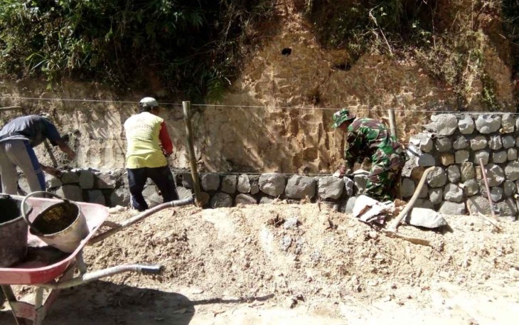 Pembangunan talud di wilayah desa binaan 