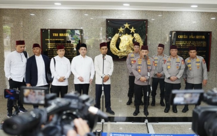 Ustad Abdul Somad bersama Kapolri saat konferensi pers di Jakarta, Jum'at (26/9)
