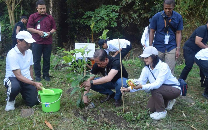 Menteri LH Hanif Faisol Nurofiq saat tanam pohon di Denpasar, Bali, Jum'at (26/9)