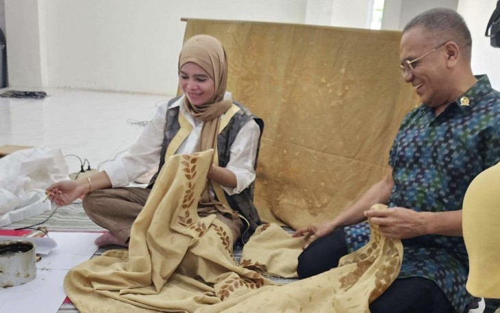 Anggota Komisi VII DPR RI Samuel Wattimena saat mengunjungi galeri sentra batik Gunung Pati di Semarang, Jum'at (26/9)