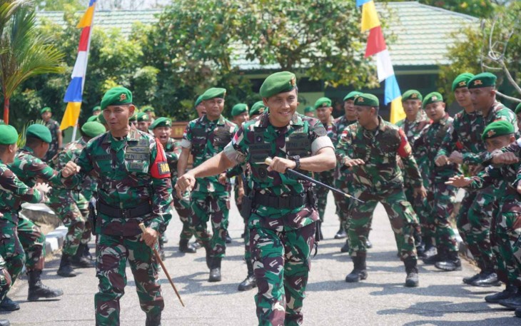Danrem 121/Abw Brigjen TNI Purnomosidi saat menyambut purna tugas prajurit Yonif 642/Kps, Sabtu (27/9)