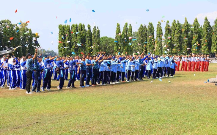 Rekor MURI menerbangkan pesawat kertas secara serentak di Lanud Adisutjipto, Yogyakarta, Sabtu (27/9)