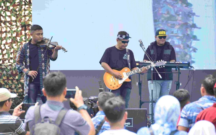 Penampilan energik Zero Four Band Koharmatau di Wisma Aldiron Pancoran, Jakarta, Jum'at (27/9)